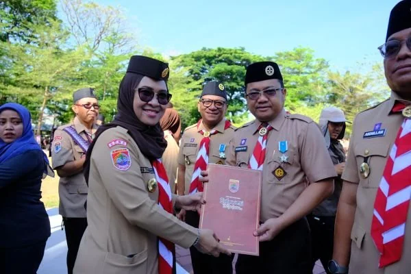 Wakil Bupati Gowa, Darmawangsyah Muin, menerima Tanda Penghargaan Lencana Pancawarsa II dari Bupati Gowa selaku Ketua Kwartir Cabang Pramuka Gowa (Dok : Ist).