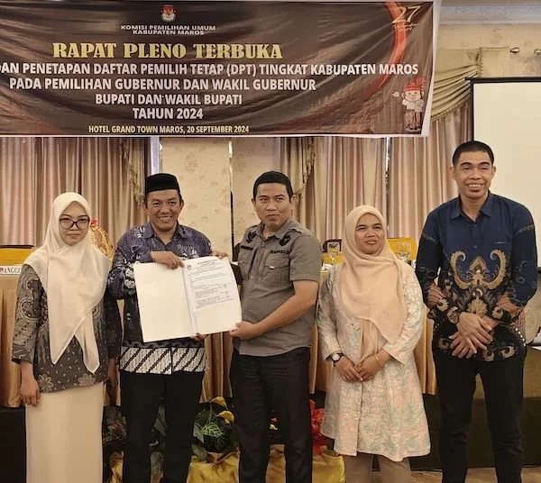 Ketua KPU Maros, Jumaedi (kiri) dan Ketua Bawaslu Maros (kanan) saat melakukan penetapan DPT di Kabupaten Maros (Dok:Ist)