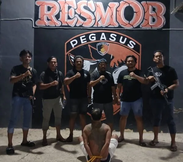 Tim Pegasus Resmob Sat Reskrim Polres Jeneponto saat mengamankan Jufri, pelaku pencurian emas di Barru. (Dok: Ist)