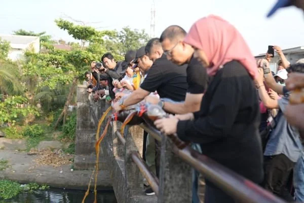 Wali Kota Makassar Munafri Arifuddin, Aliyah, Zulkifly, dan Herianto, menuangkan eco-enzym ke Waduk Pampang,  (Dok: Ist).