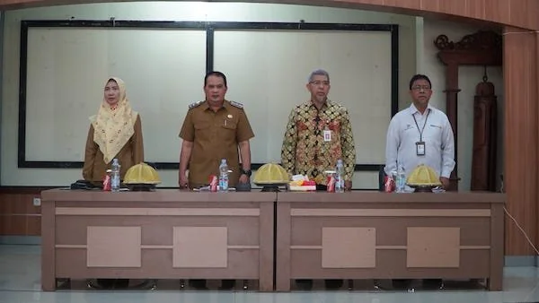 Direktur Pengawasan Perilaku Pelaku Usaha Jasa Keuangan, Edukasi, dan Perlindungan Konsumen OJK, Arif Machfoed, nersama jajaran TPAKD Maros (dok ist)