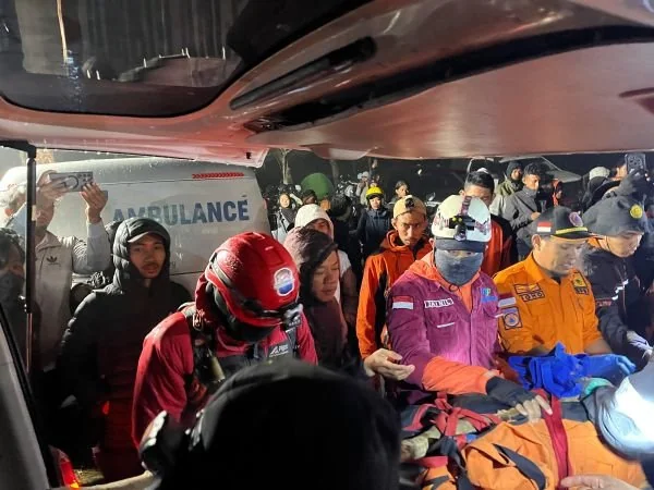 Evakuasi korban yang meninggal di Gunung Bawakaraeng (Dok: Ist).