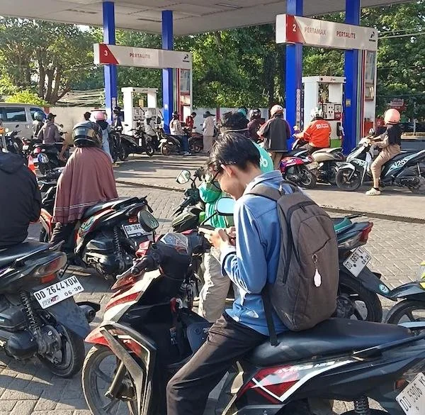 Pengisian BBM Subsidi di SPBU (Dok: Sinta KabaMakassar).