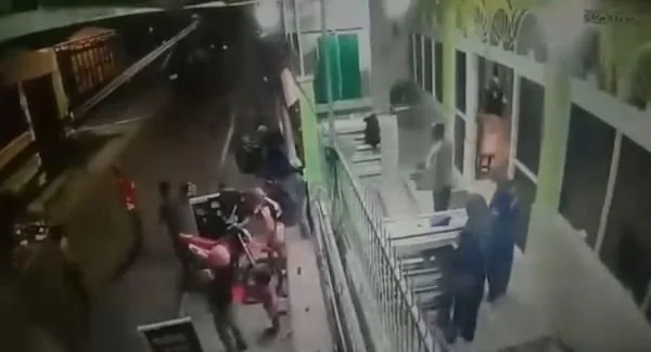 tangkapan layar video penyerangan geng motor terhadap remaja masjid (Dok:Ist)