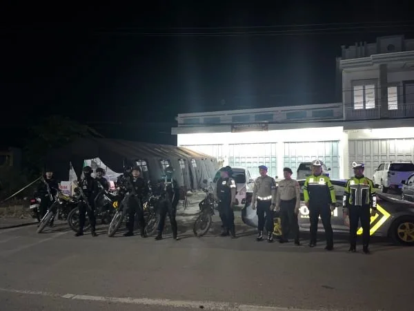 Patroli gabungan Polres Jeneponto saat memantau situasi kemanan di Kantor KPU (Dok : Ist).