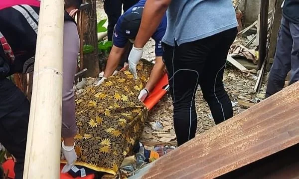 Proses evakuasi mayat yang ditemukan dalam gubuk di Gowa (Dok : Ist).