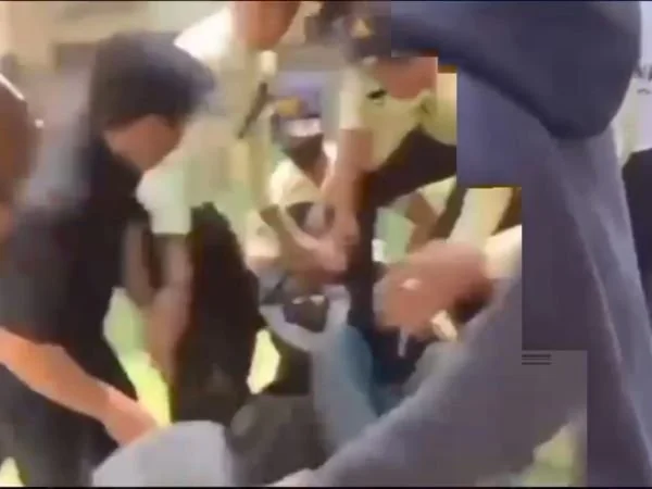 tangkap layar aksi ujuk rasa yang berujung ricuh di UIN Allaudin Makassar (Dok : Ist).