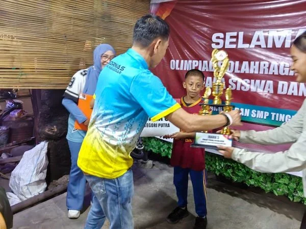 Siswa-Siswi saat Menerima Hadiah (Dok: Ist).
