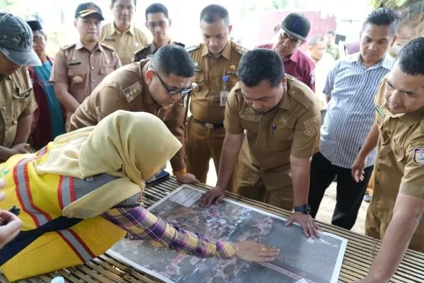 Wali Kota Makassar Munafri Arifuddin saat Melakukan Peninjauan Lahan Jembatan Barombong (Dok: Ist).