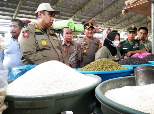 Bupati Maros melaksanakan Inspeksi Mendadak (Sidak) di Pasar Tramo, Kamis (4/4).