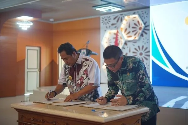 Penandatanganan kerjasama antara Pemprov dan Kajari Sulbar (Dok : Ist).