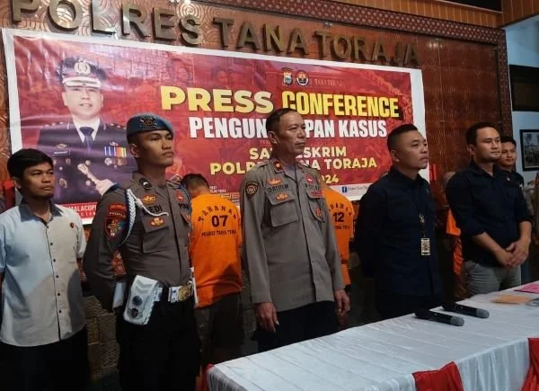 Kasat Reskrim Polres Tana Toraja saat Konferensi pers di Ruang Lobi kantor Mapolres Tana Toraja (Dok : ist).