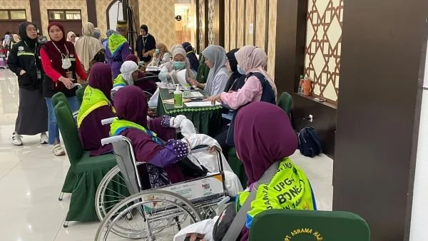 Penyelenggara Haji saat melayani jemaah haji lanjut usia (Dok : Dini KabarMakassar).