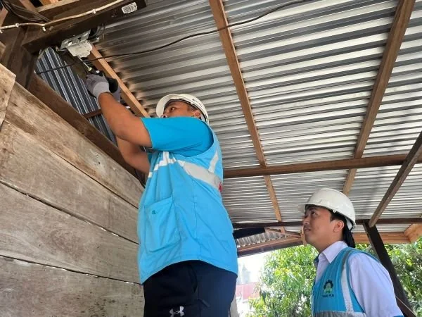 Petugas PLN saat melakukan penambahan daya pada kWh meter milik pelanggan di Kabupaten Sidrap, Sulawesi Selatan. (Dok: Ist)