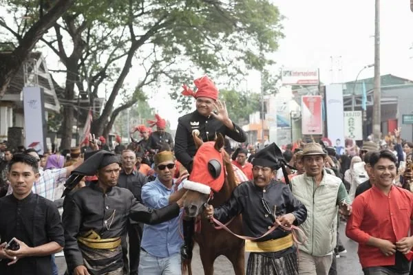 Bupati Bantaeng, M Fathul Fauzy Nurdin saat mengendarai kuda dalam acara kirab budaya. (Dok: Ist).