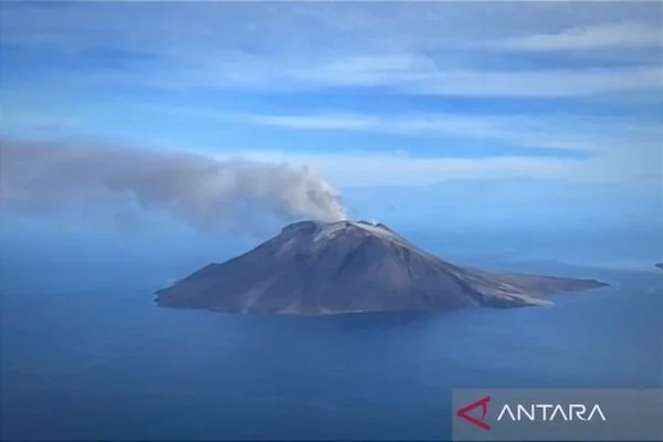 Kondisi Gunung Ruang di Kabupaten Kepulauan Sitaro, Sulawesi Utara yang masih mengeluarkan asap kelabu berdasarkan pantauan udara tim BNPB menggunakan helikopter, Sabtu (4/5/2024). ANTARA/HO-Pusdatinkom BNPB