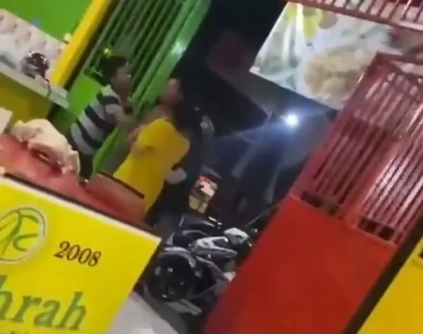 tangkapan layar seorang pria mengamuk di Jalan Hertasning Makassar (Dok:Ist)