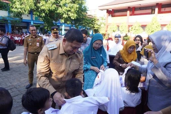 Ketua TP PKK Kota Makassar, Melinda Aksa, Mendampingi Wali Kota Makassar Munafri Arifuddin, (Dok: Sinta Kabar Makassar).