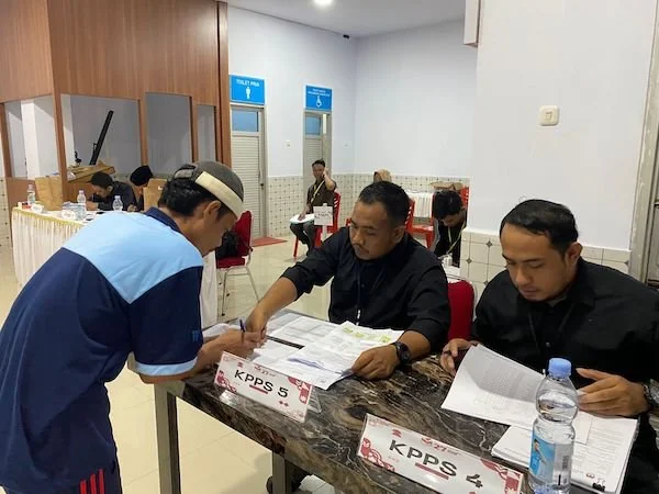 Warga Binaan dan Petugas Pemsyarakatan Melakukan Pencoblosan