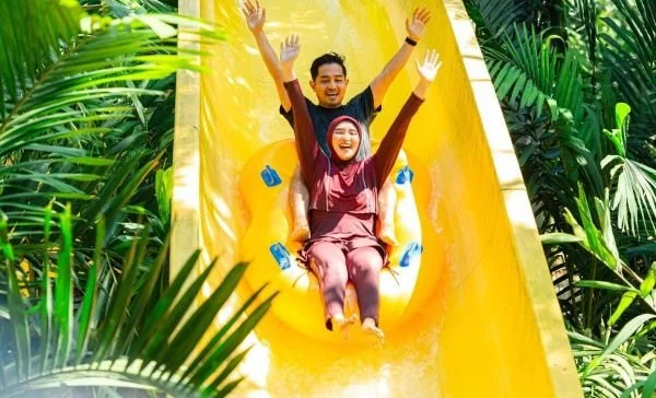 Keluarga menghabiskan waktu berkualitas di Bugis Waterpark Adventure (Dok: Ist).