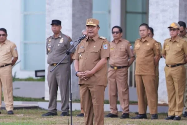 Pj Gubernur Sulbar, Bahtiar Baharuddin saat memimpin apel pagi (Dok : Ist).