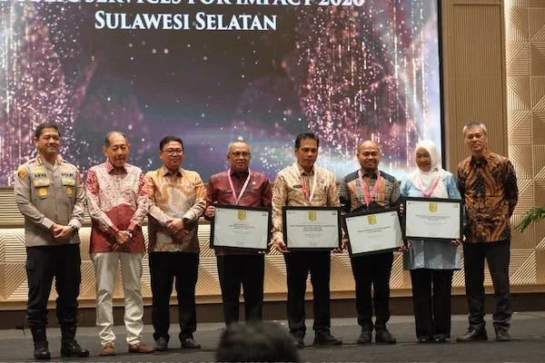 Kepala Dinas Kominfo Kota Makassar, Muhammad Roem saat Menerima Penghargaan (Dok: Ist).
