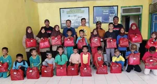 emerintah Desa Benteng Palioi, Kecamatan Kindang, Kabupaten Bulukumba, menyalurkan bantuan seragam sekolah bagi siswa kurang mampu..