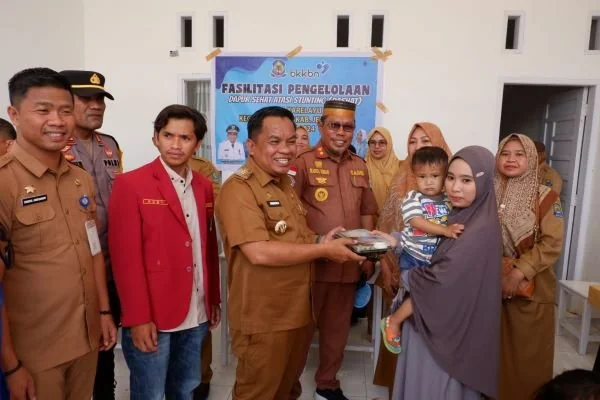 Pj Bupati Jeneponto, Junaedi Bakri saat memberikan makanan bergizi kepada anak penderita stunting (Dok : Ist).