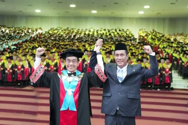 Menteri Pertanian dan Rektor Unhas saat menghadiri acara wisuda mahasiswa Unhas (Dok : Ist).