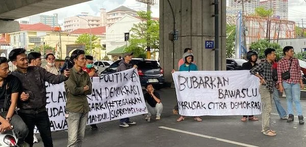 aksi unjuk rasa di depan bawaslu Sulsel (Dok: Atri KabarMakassar)