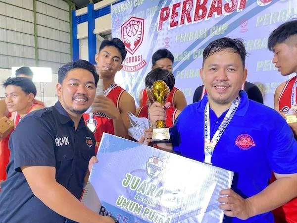 Penyerahan hadiah Perbasi Sulbar Cup 1 2024(dok:Ist)