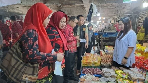 Tim Pengendali Inflasi Daerah (TPID) Kabupaten Gowa saat memantau harga dan stok bahan pokok di pasar-pasar tradisional (Dok : ist).