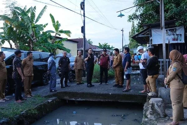 Wakil Bupati Gowa, Darmawangsyah Muin saat Meninjau Pembenahan Drainase (Dok: Ist).