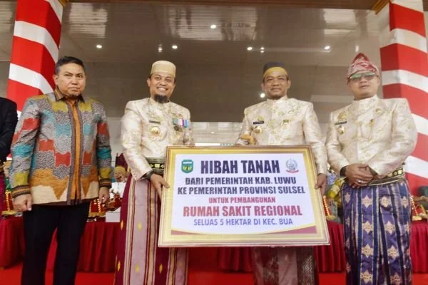 Gubernur Sulawesi Selatan Andi Sudirman Sulaiman (kedua dari kiri) saat menghadiri peringatan Hari Jadi Kabupaten Luwu. (Dok. Ist).