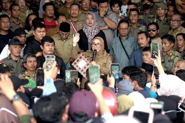 Bupati Mamuju saat menerima ratusan massa aksi Tenaga kontrak di Kantor Bupati Mamuju (Dok : Ist).
