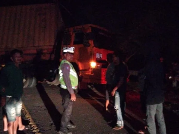 Kanit Gakum Satlantas Polres Jeneponto, Ipda Abdullah saat melakukan proses evakuasi truk trailer jenis Mitsubishi Fuso yang mengalami kecelakaan lalulintas di jalur poros Jeneponto - Bantaeng (Dok : Ist).