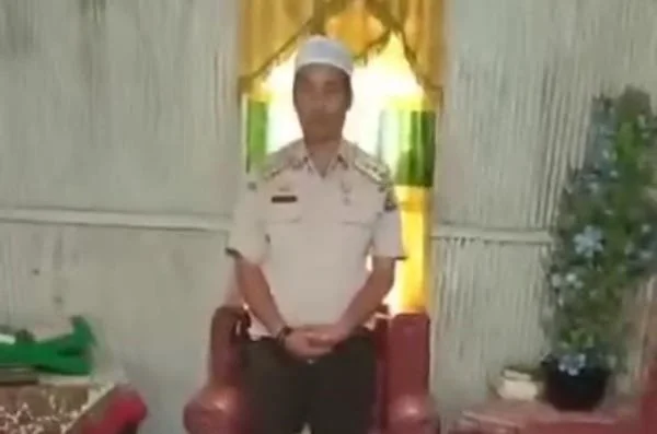 Seorang oknum Aparatur Sipil Negeri (ASN) Pemkab Jeneponto, Sulawesi Selatan terekam kamera telah mendukung salah satu Calon Bupati di Pemilihan Kepala Daerah serentak 2024. (Foto/tangkapan layar).