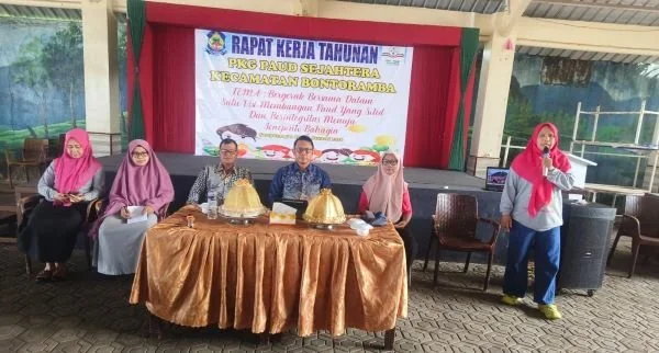 Plt Kadis Dikbud Jeneponto, Basri, saat memaparkan sosialisasi UU ASN terbaru di acara penutupan PKG Paud di Bontoramba. (Dok: Ist).