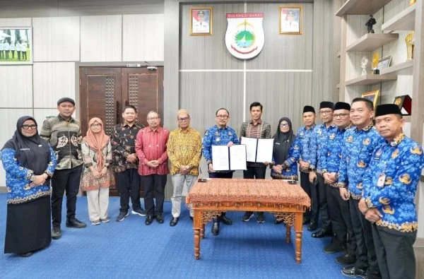 Gubernur Sulbar, Ka Kanwil Kemenag Sulbar dan Ketua KPU Sulbar saat memperlihatkan MoU yang telah disepakati. (Dok: Ist)