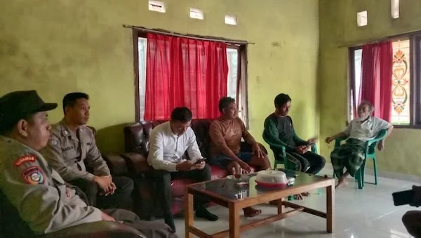 pihak kepolisian membawa korban dirumah warga di Kepulauan Selayar (Dok:Ist)