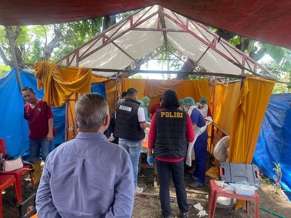 Kasat Reskrim Polres Jeneponto, AKP Syahrul Rajabia saat mengawasi jalannya proses ekshumasi Makam Bungania di Dusun Petang, Arungkeke. (Foto/ist).