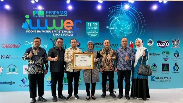 Bupati Gowa, Sitti Husniah Talenrang mendapat penghargaan dari Persatuan Perusahaan Air Minum Seluruh Indonesia (Dok : Ist).