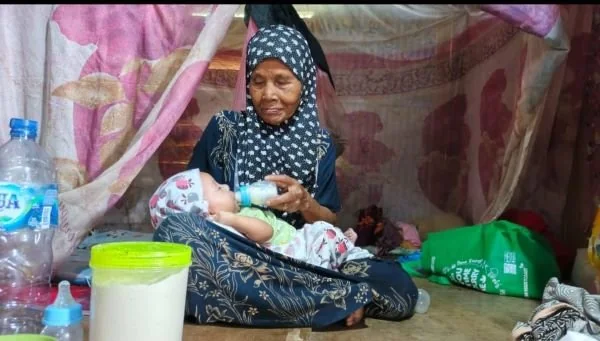 Annisa bersama cucunya bernama Annisa yang viral minum air keruh (dok:ist)