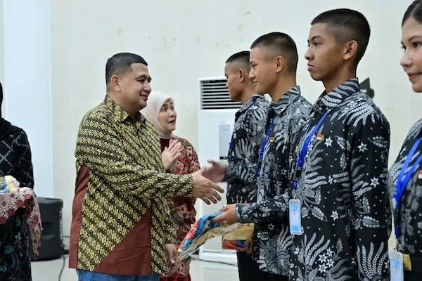 Pemberian Pin Emas untuk Paskibraka Kota Makassar, (Dok: Ist).