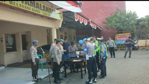 pemeriksaan ponsel aparat kepolisian di Polsek Tamalanrea (Dok:Ist)