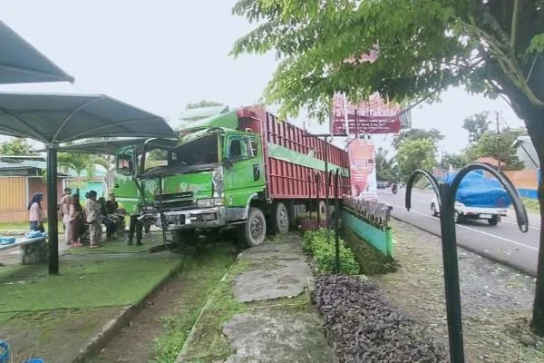 Kondisi truk saat menabrak tembok Taman Polongbangkeng (Dok : Saleh KabarMakassar).