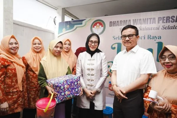 Sekretaris Provinsi Sulawesi Selatan, Jufri Rahman bersama Ketua Dharma Wanita Persatuan Provinsi Sulawesi Selatan, Melani Simon saat menyalurkan kurban (Dok: Ist)