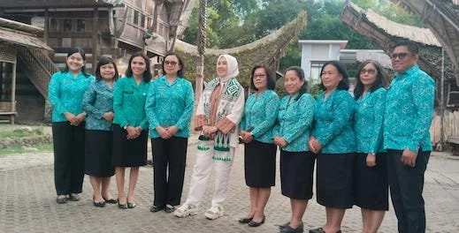 Foto bersama Ketua PKK Pusat, Tri Tito Karnavian bersama Ketua PKK Torut Damayanti Batti Palimbong dan pergerakan PKK Torut di objek wisata Kete' kesu'.