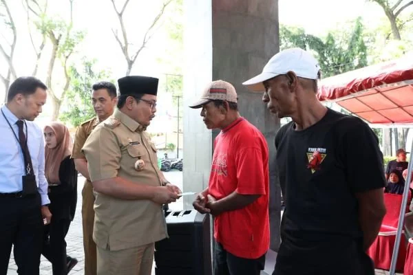Penjabat Bupati Bantaeng, Andi Abubakar saat memberi BLT (Dok : ist).