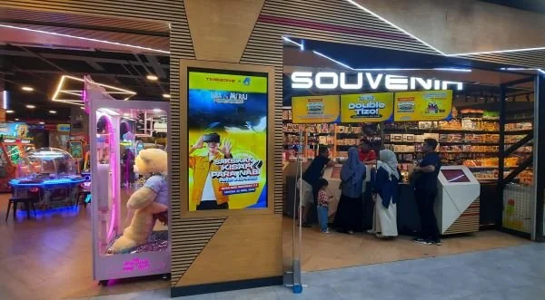 Suasana pengunjung VR Journey Indonesia kolaborasi dengan Timezone di Mall Nipah, Jumat (19/4).